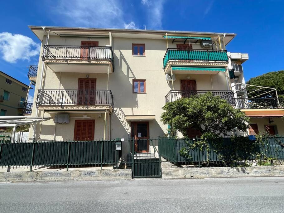 Free Parking Casa Con Giardino - Centro Mare A 5 Minuti Apartment Pietra Ligure Exterior foto